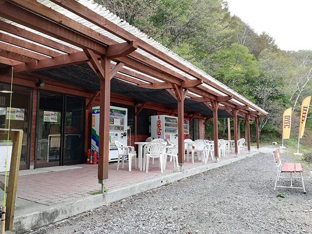 平谷湖フィッシングスポット 管理棟横の休憩スペース