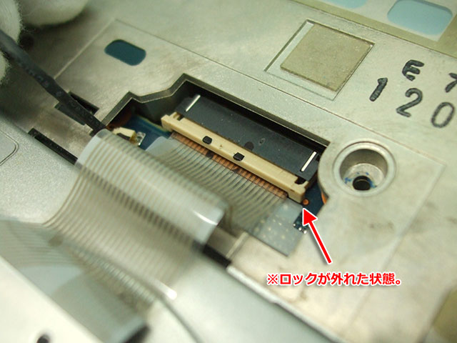 Panasonic Let's note CF-N10 キーボードのフラットケーブルを固定しているロックを解除したところ