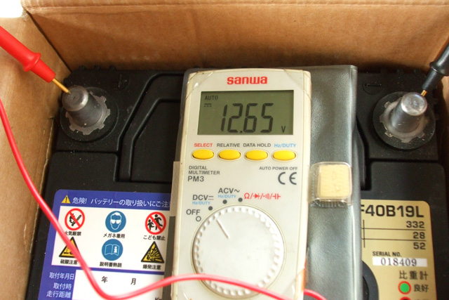 ACDelco SMF40B19Lの搭載前の初期電圧を測定しているところ。